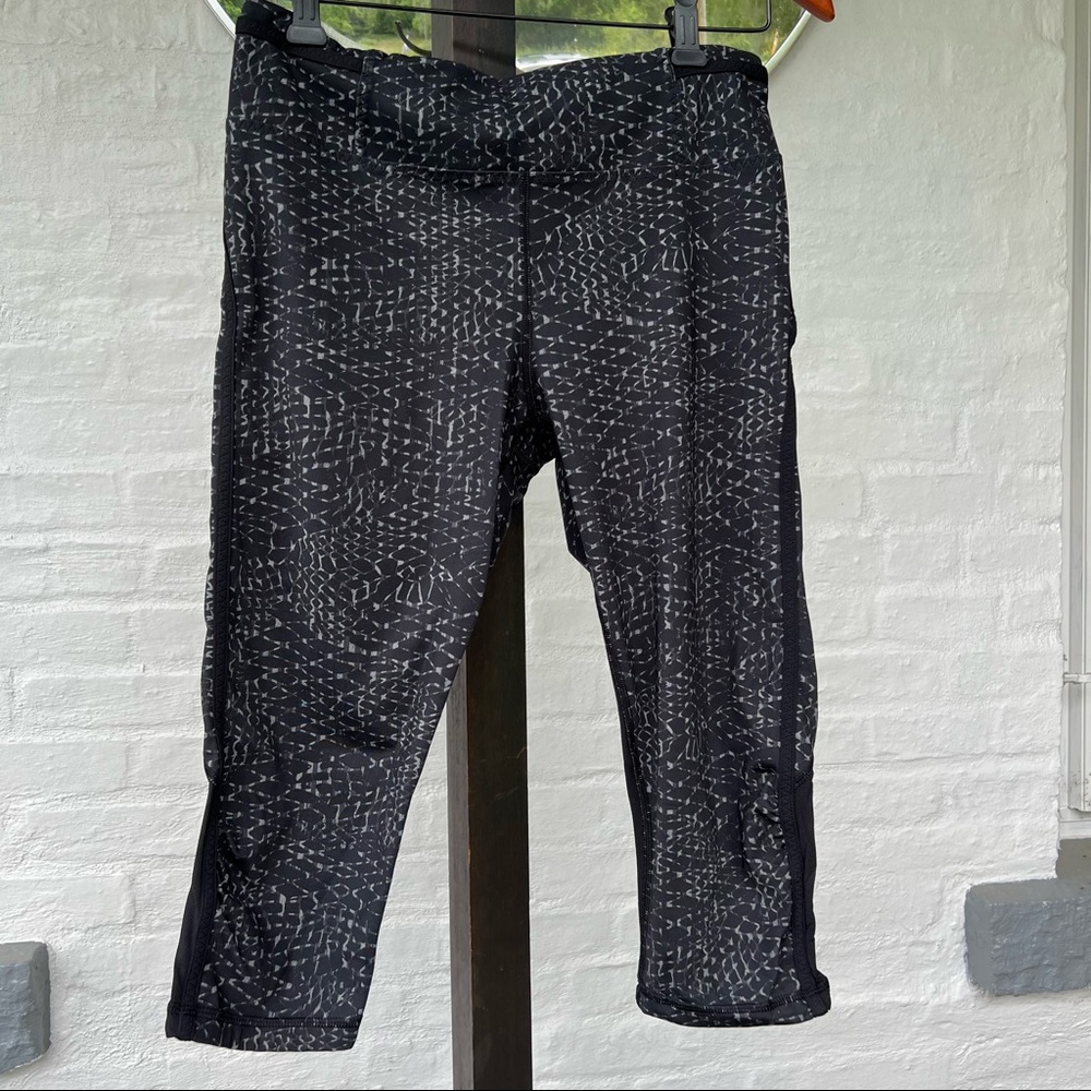 Lululemon snake print capri leggings size 6